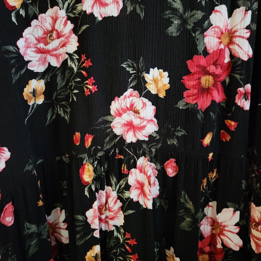 Torrid Women's Blouse Size 5 Black Floral Roses Pullover Flattering Romantic EUC - Picture 3 of 9